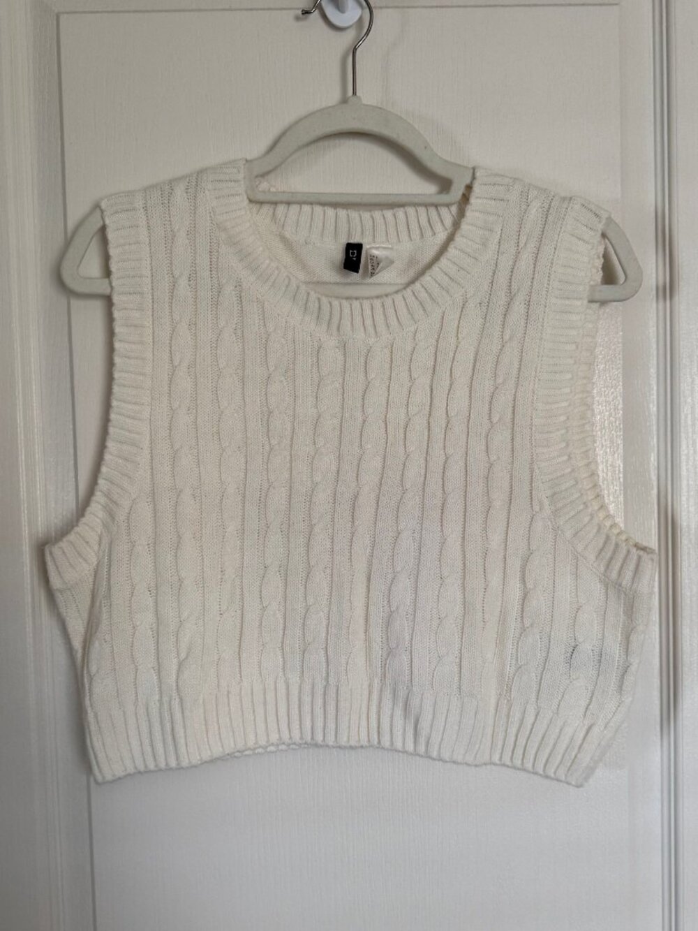 H&M Divided Cream Cable Knit Cropped Sweater Vest — Size L